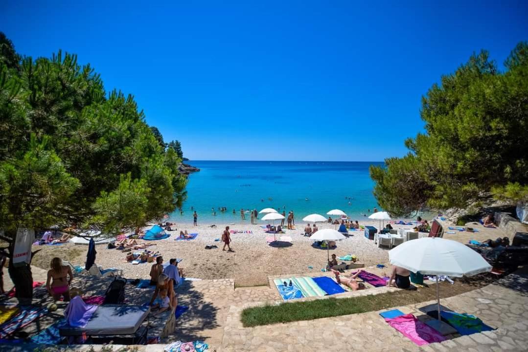 Apartment Tomas Near The Beach Pula Exterior photo