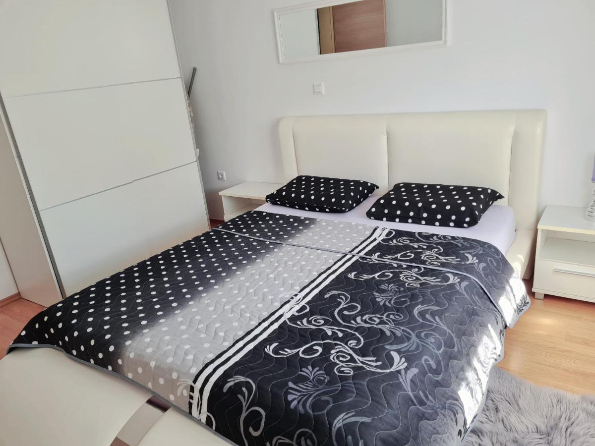 Apartment Tomas Near The Beach Pula Exterior photo